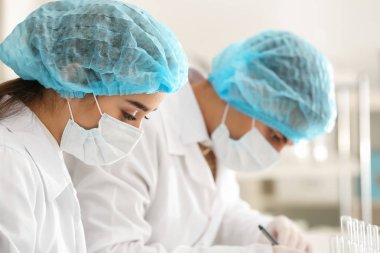 Genç doktor klinikte çalışan