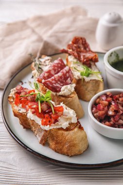 Ahşap arka planda taze bruschetta tabağı.