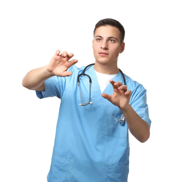 Αρσενικός Γιατρός Χρησιμοποιώντας Εικονική Οθόνη Λευκό Φόντο — Φωτογραφία Αρχείου