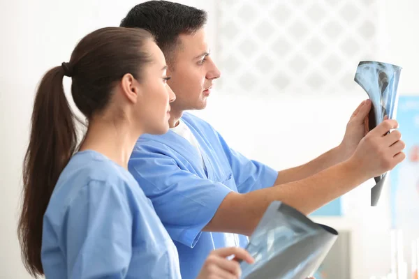 Jovens Médicos Estudando Imagem Raios Clínica — Fotografia de Stock