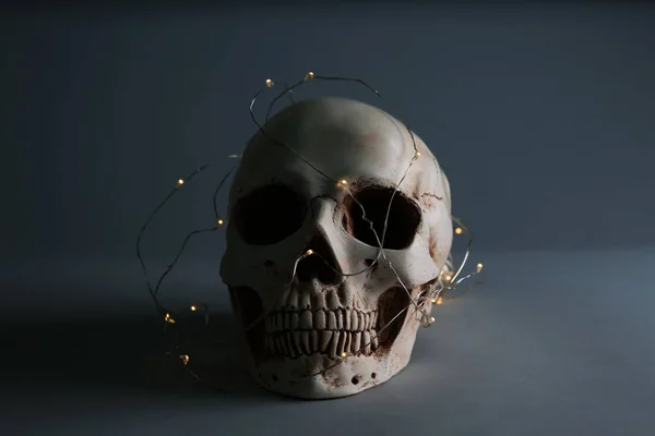 Calavera Humana Con Luces Hadas Sobre Fondo Oscuro —  Fotos de Stock