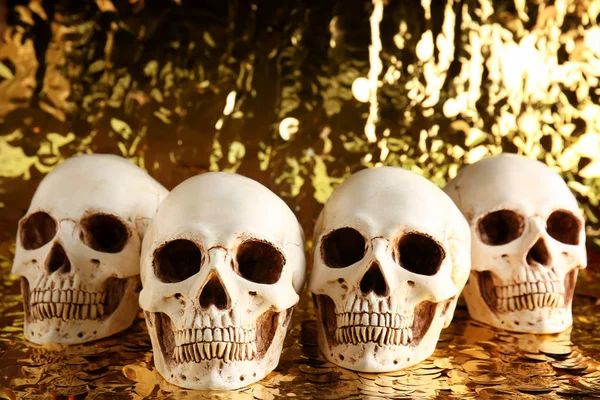 金色の背景に人間の頭蓋骨 — ストック写真
