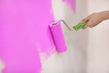 Erkek dekoratör boyama duvar kapalı rulo