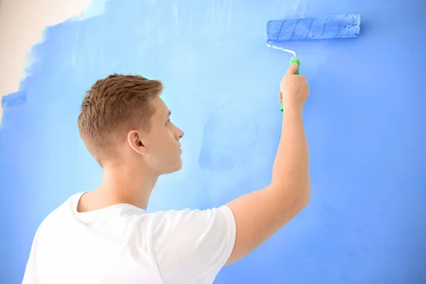 Pintor Masculino Usando Rolo Para Remodelar Cor Parede Dentro Casa — Fotografia de Stock