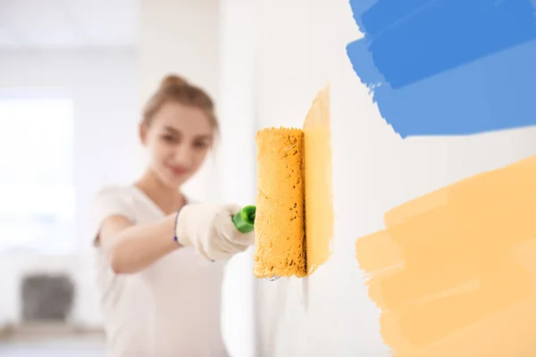 Female Decorator Painting Wall Roller Indoors — Stock Photo, Image