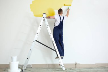 Erkek dekoratör rulo kapalı boyama duvar için kullanma