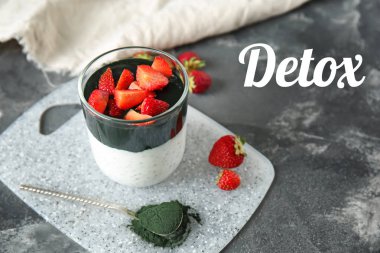 Spirulina smothie gri tablo detoks diyet için bardak