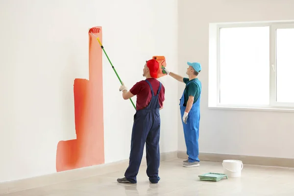 Mannelijke Schilders Uniforme Werken Binnenshuis — Stockfoto