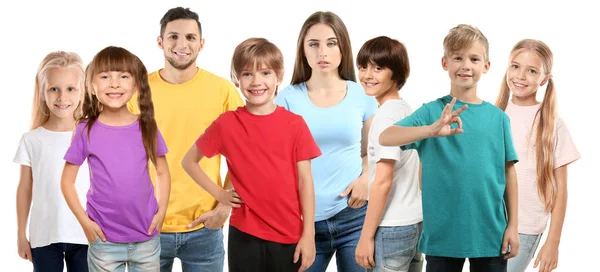 Hombre Mujer Con Niños Usando Camisetas Sobre Fondo Blanco —  Fotos de Stock