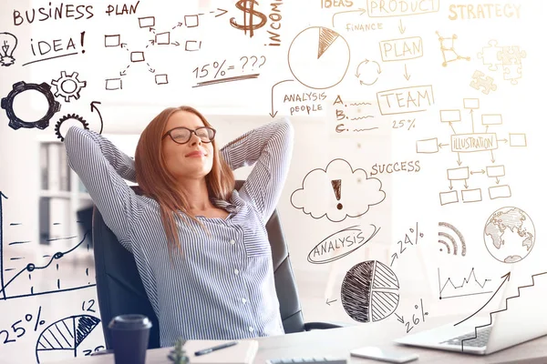 Jovem Empresária Relaxando Planejando Estratégia Desenvolvimento Negócios Escritório — Fotografia de Stock