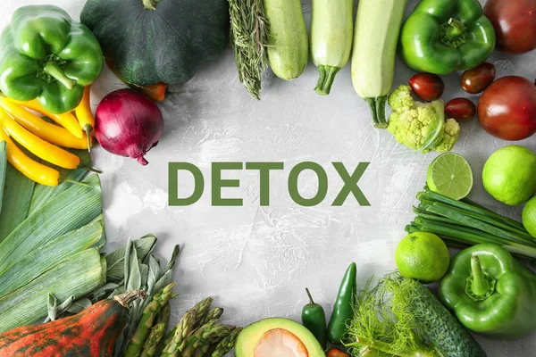 Detoks için taze sebze detoks diyet gri arka plan üzerinde