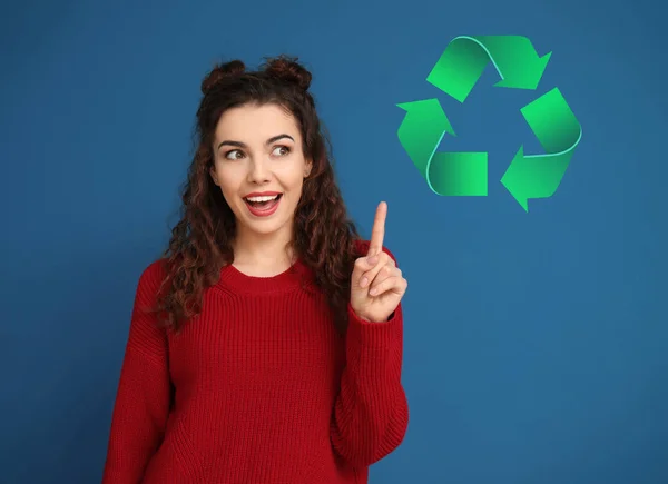 Jovem Com Símbolo Reciclagem Fundo Cor — Fotografia de Stock