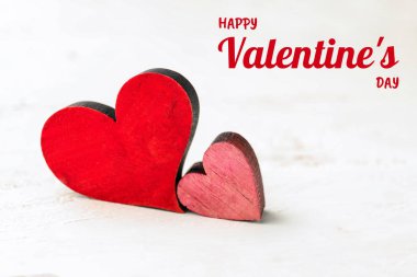 Beyaz masa kırmızı kalpler. Sevgililer günü kutlama