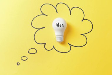 Ampul simgesi renk arka plan üzerinde yeni bir fikir olarak