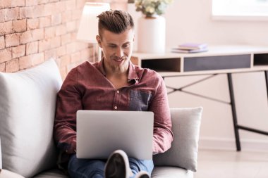 Yakışıklı freelancer laptop evde çalışma