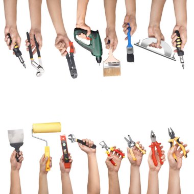 Beyaz arka plan üzerinde farklı onarım araçları ile erkek el