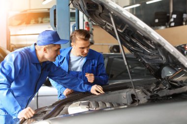 Erkek mekaniği arabasını tamir Servis Merkezi