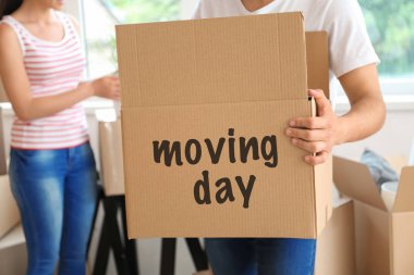 Gün onların yeni ev taşıma karton kutular ile genç Çift