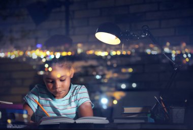 Küçük Afrikalı-Amerikalı kızın ödev ve ışıklı şehir akşamları yapıyor çift pozlama