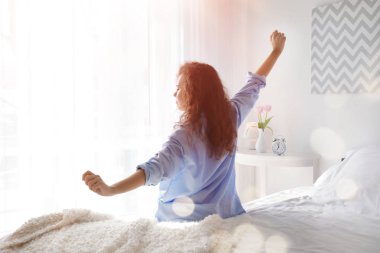 Yatak odasında güzel genç bir bayanın sabahı