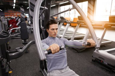 Modern bir spor salonu eğitim genç adam