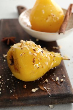 Ahşap tahta üzerinde şarap lezzetli haşlanmış armut