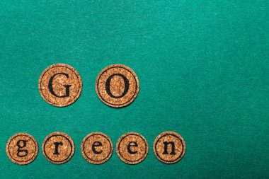 Metin yeşil renk arka plan üzerinde git