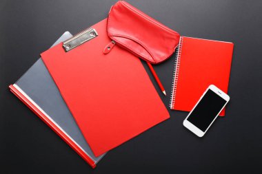 İleti örneği ve koyu arka plan üstünde hareket eden telefon ile kompozisyon