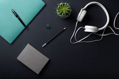 İleti örneği ve koyu arka plan üzerinde kulaklık şık işyeri