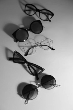 Açık arkaplanda farklı gözlük