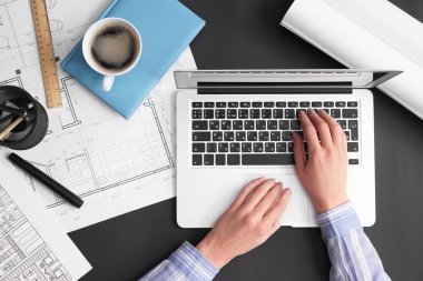 Koyu arka plan üzerinde çalışan kadın mühendisi