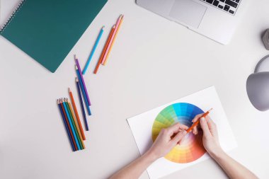 Beyaz arka plan üzerinde renk paleti ile kadın grafik tasarımcı