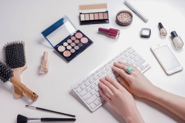 Güzellik blogger bilgisayar ile beyaz arka plan üzerinde çalışma