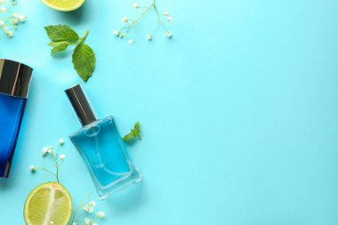 Şişe parfüm, çiçekler ve narenciye meyve renk arka plan üzerinde