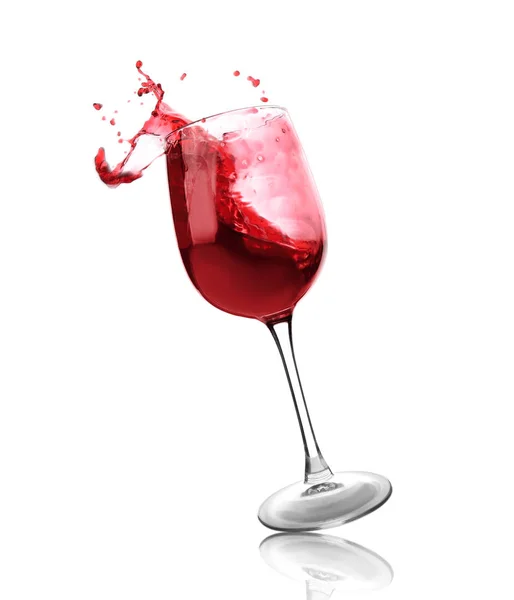 白い背景の上のワインをはねかける赤のガラス — ストック写真