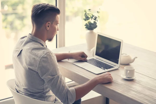 Guapo Freelancer Trabajando Ordenador Portátil Cafetería — Foto de Stock