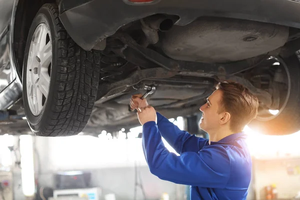 Mecánico Masculino Que Fija Coche Centro Servicio — Foto de Stock