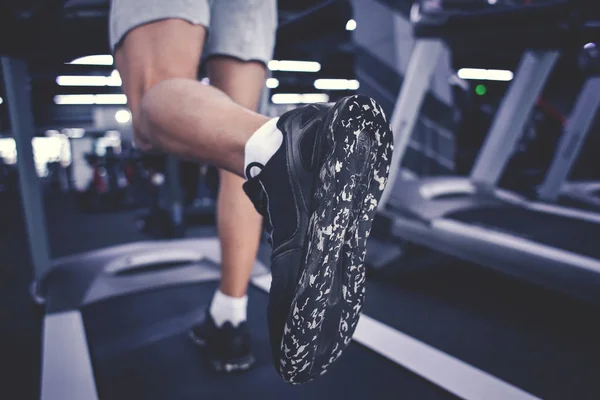 Sportig Barnman Träning Löpband Modernt Gym Närbild — Stockfoto