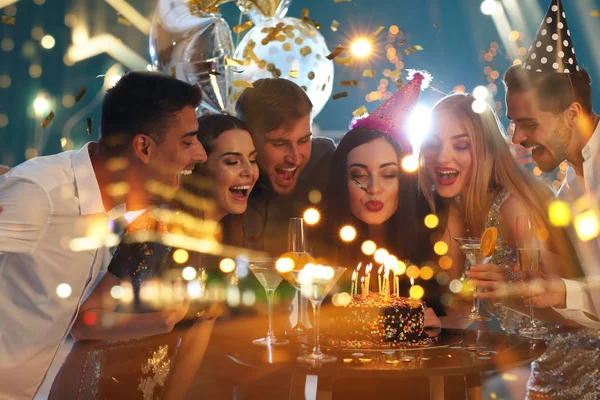 Doble Exposición Los Jóvenes Fiesta Cumpleaños Ciudad Iluminada Por Noche —  Fotos de Stock