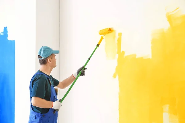 Pintor Masculino Uniforme Trabalhando Com Rolo Dentro Casa — Fotografia de Stock