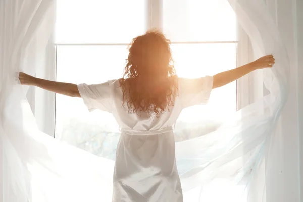 Sabah Yatak Odasında Perdeleri Açmayı Güzel Genç Kadın — Stok fotoğraf