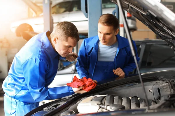 Mecánica Masculina Que Fija Coche Centro Servicio — Foto de Stock