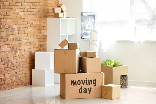 Cajas Muebles Cartón Con Texto Moving Day Habitación — Foto de Stock