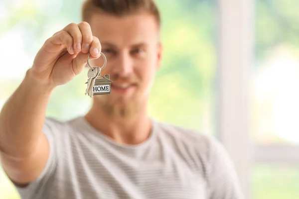 Glücklicher Junger Mann Mit Schlüssel Aus Seinem Neuen Haus — Stockfoto