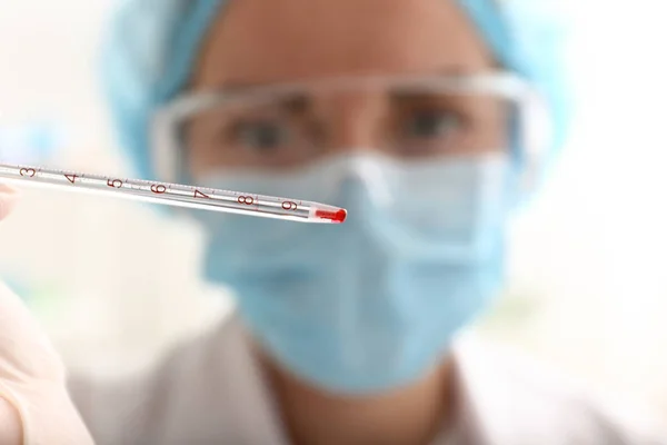Kan Örneği Laboratuvar Closeup Ile Çalışan Kadın — Stok fotoğraf