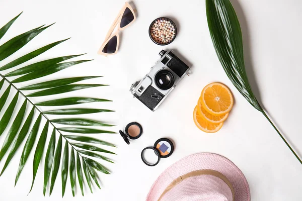 Accesorios Femeninos Con Cámara Fotográfica Hojas Tropicales Sobre Fondo Blanco —  Fotos de Stock