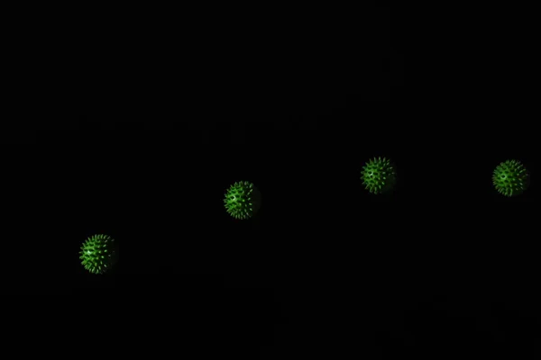 Stroboskopowe Zdjęcia Poruszających Się Zielony Piłkę Ciemnym Tle — Zdjęcie stockowe
