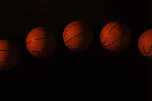 在黑暗背景上移动球的频闪照片 — 图库照片