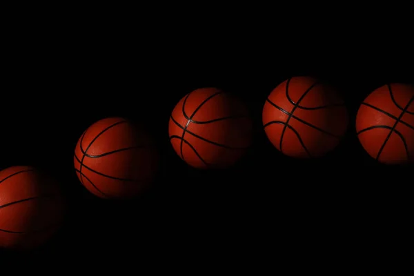 暗い背景に移動するボールのストロボ写真 — ストック写真