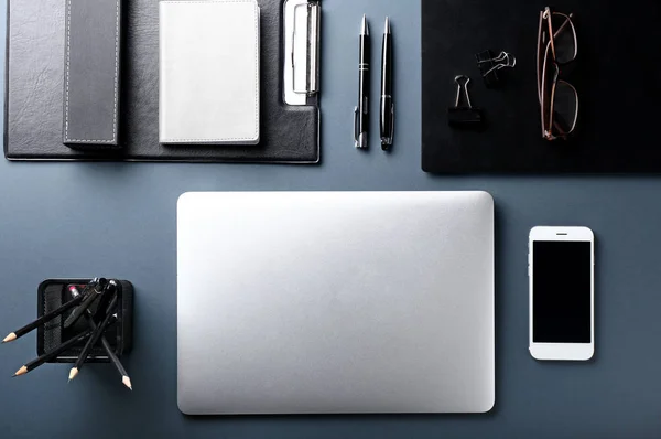 Plat Lag Samenstelling Met Laptop Mobiele Telefoon Briefpapier Kleur Achtergrond — Stockfoto